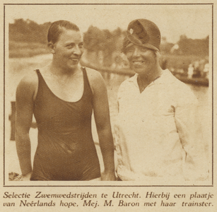872151 Portret van de Utrechtse kandidate zwemmen voor de Olympische Spelen, mej. M. Baron met haar trainster, bij de ...